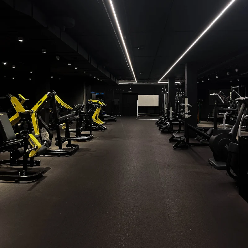 Seamless dark gray rubber gym flooring in a modern fitness center. (1)